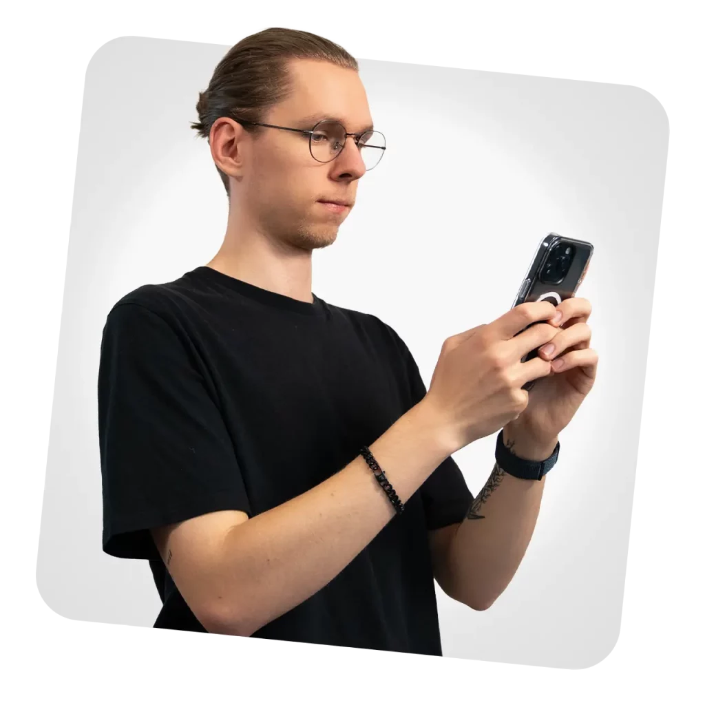 Mediengestalter im Rhein-Main-Gebiet erstellt Social-Media-Content mit dem Smartphone