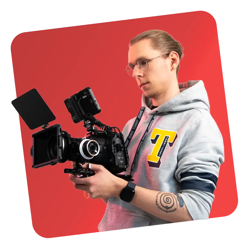 Mediengestalter im Rhein-Main-Gebiet mit professionellem Kamera-Rig und Matte Box bei einer Videoproduktion