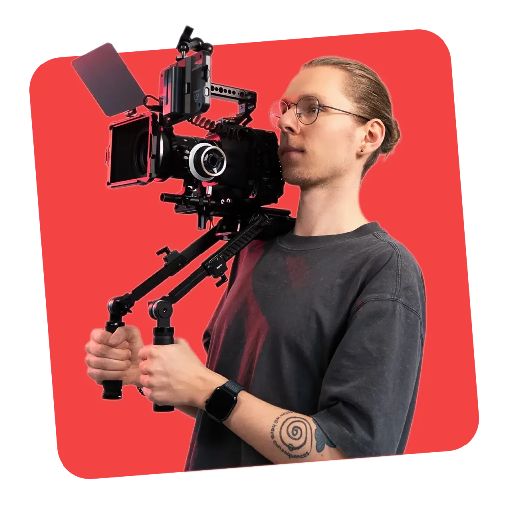 Mediengestalter im Rhein-Main-Gebiet filmt mit Schulterstativ und Kamera-Setup für einen professionellen Videodreh