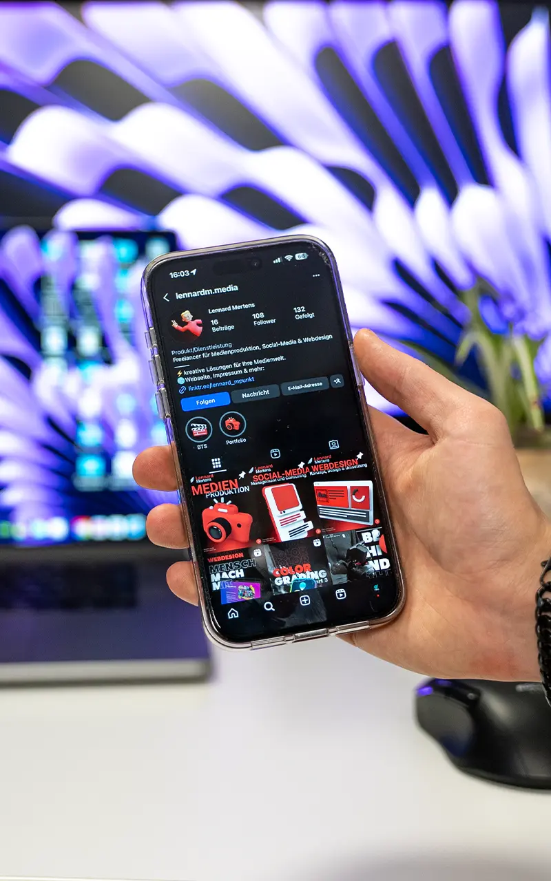 Lennard zeigt sein Social-Media-Portfolio auf dem Smartphone