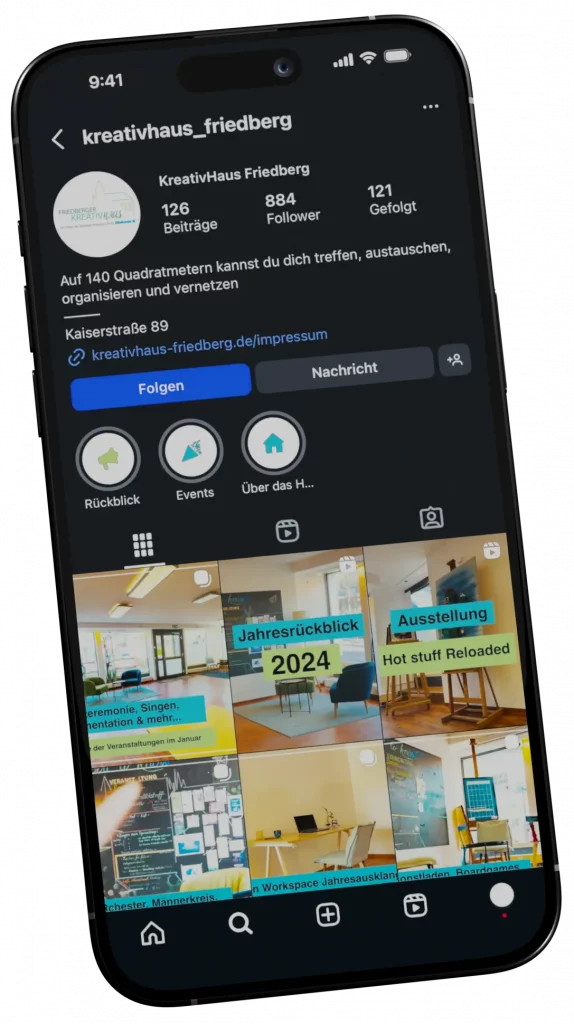 Ein Rendering eines Smartphones. Darauf zusehen ist der Instagram Feed des KreativHauses in Friedberg.
