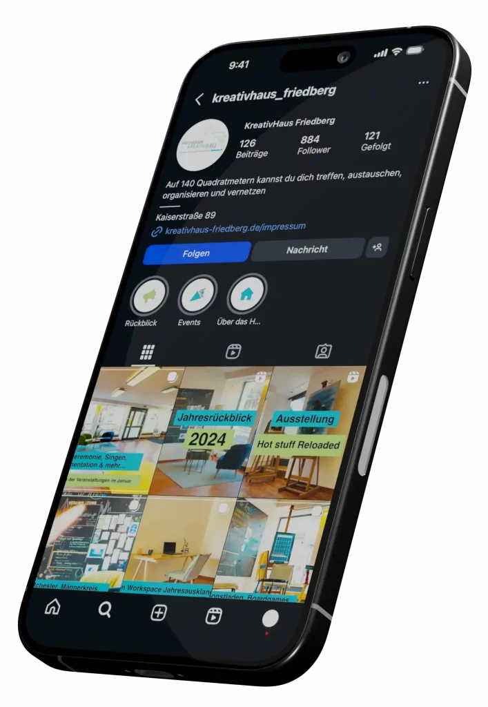Smartphone mit Darstellung eines Instagram-Feeds vom KreaitvHaus Friedberg