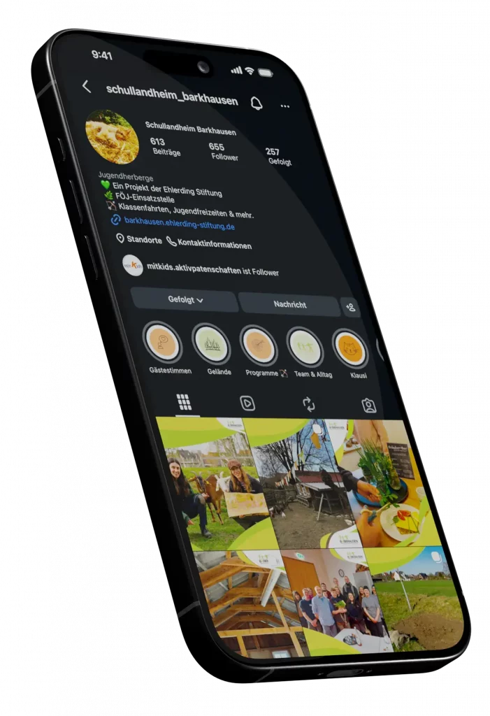 Smartphone mit Darstellung eines Instagram-Feeds vom Schullandheim Barkhausen.