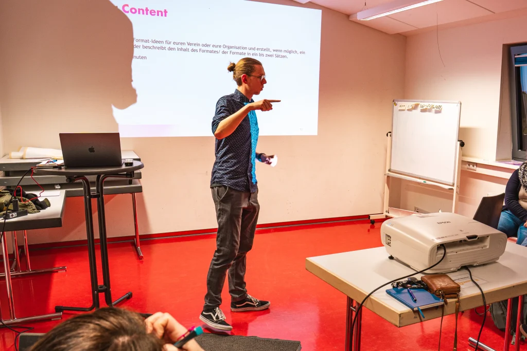Gruppenarbeit zur Social-Media-Strategie für Vereine